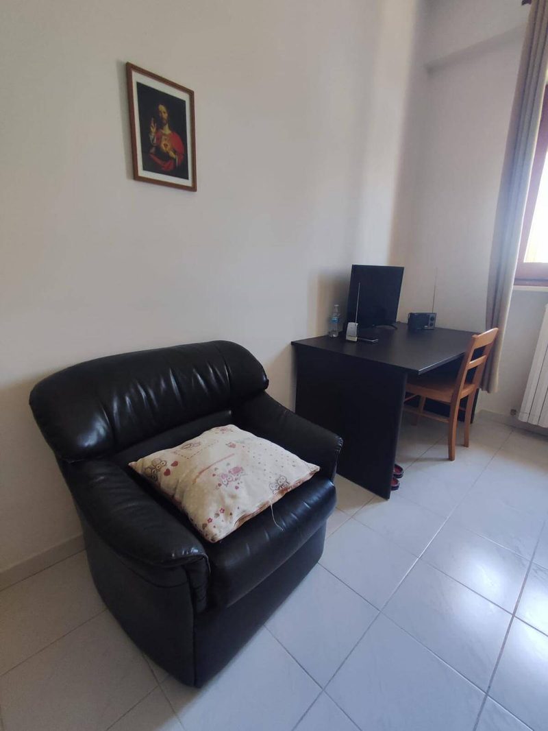 Camera con poltrona, scrivania e TV, Casa Albergo San Bartolomeo
