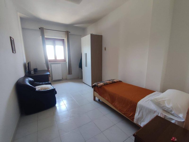 Camera singola con letto, armadio e poltrona, Casa Albergo San Bartolomeo