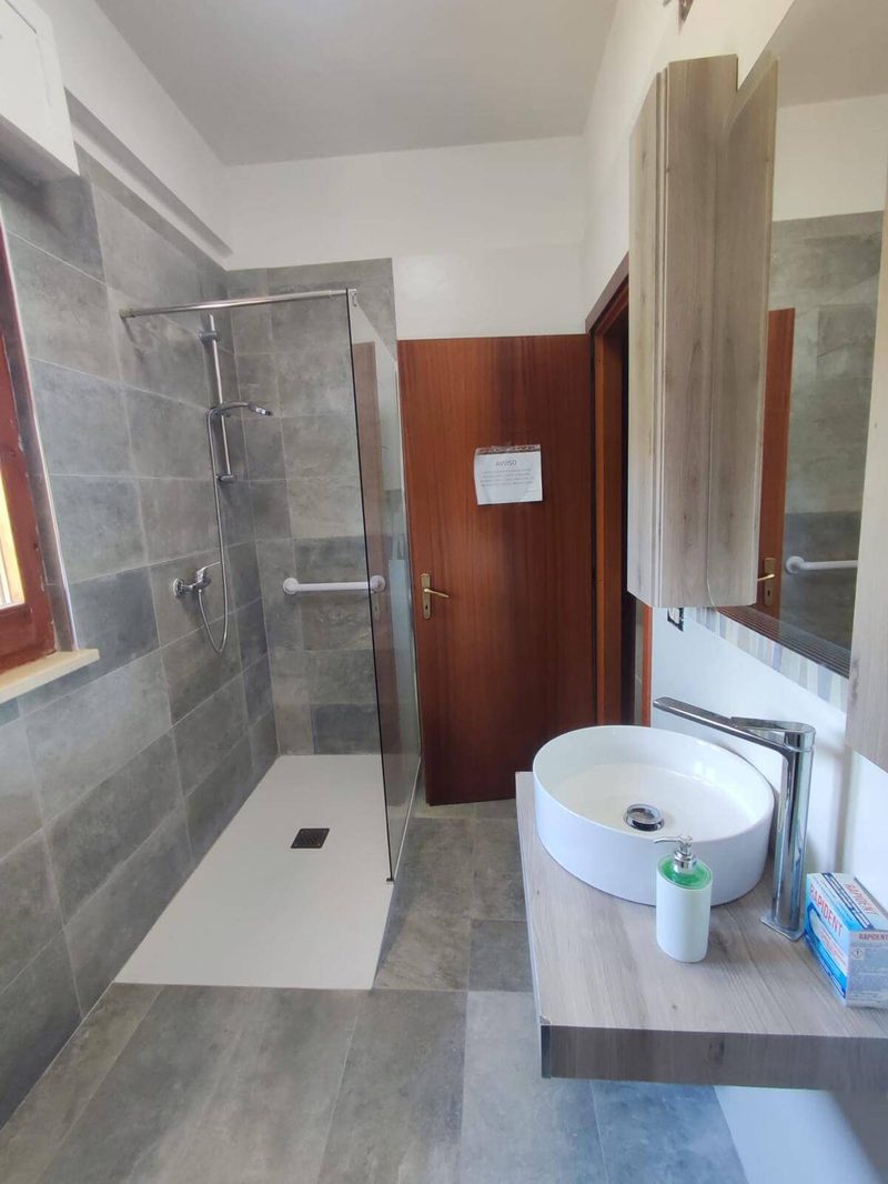 Bagno privato con doccia a filo pavimento e maniglione di sicurezza, Casa Albergo San Bartolomeo