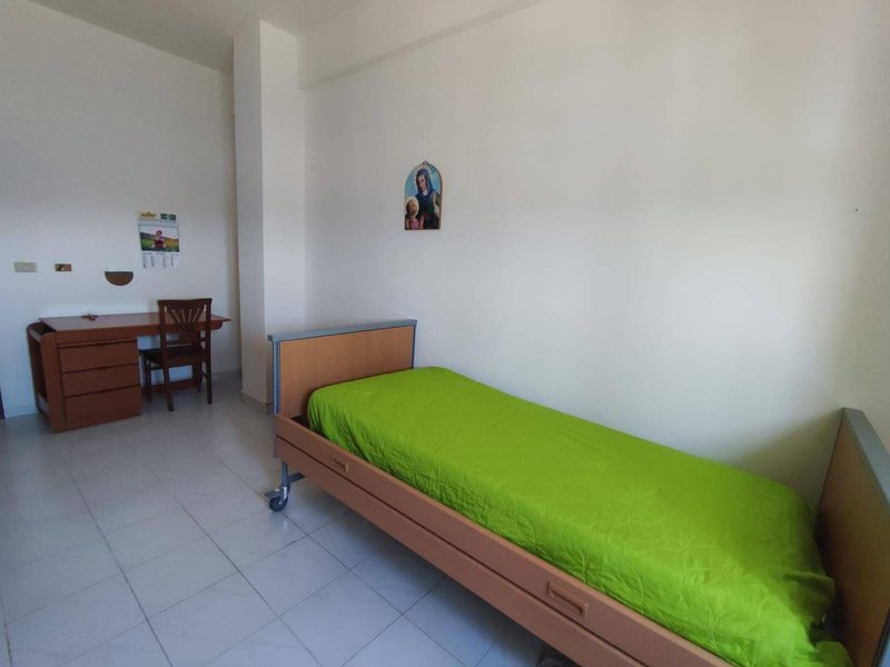 Camera singola con letto, scrivania e sedia, Casa Albergo San Bartolomeo
