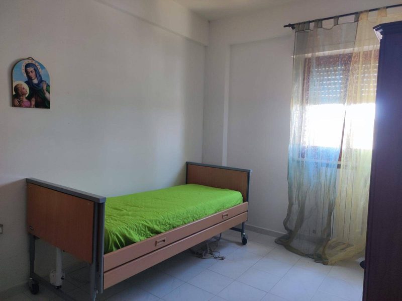 Camera singola con letto e armadio vicino alla finestra, Casa Albergo San Bartolomeo