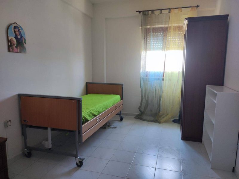 Camera singola con letto, armadio e libreria, Casa Albergo San Bartolomeo
